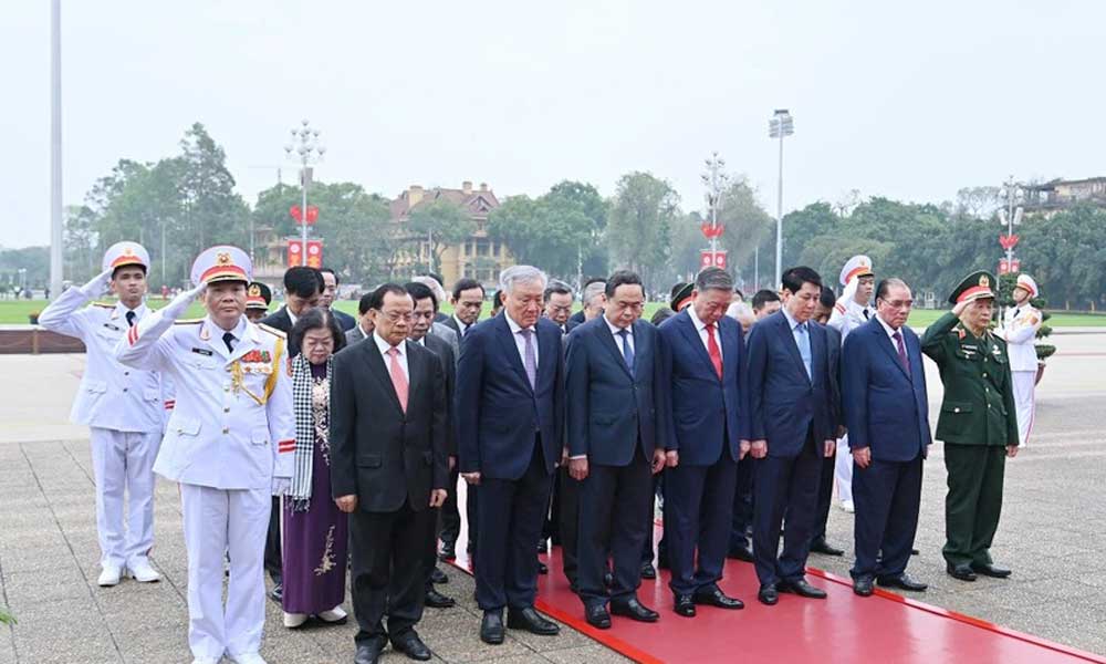 Party, State leaders pay tribute to President Ho Chi Minh on 50th anniversary of national reunification